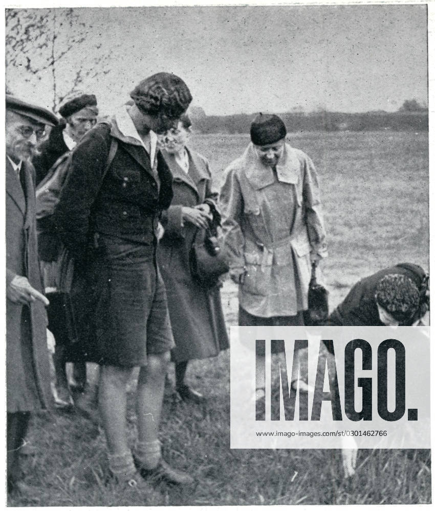 Wandervogel Movement - vegetarian hikers forage for food The leader of an expedition of vegetarian hikers gives a lecture on foraging for food ini the great outdoors. Date: 1932