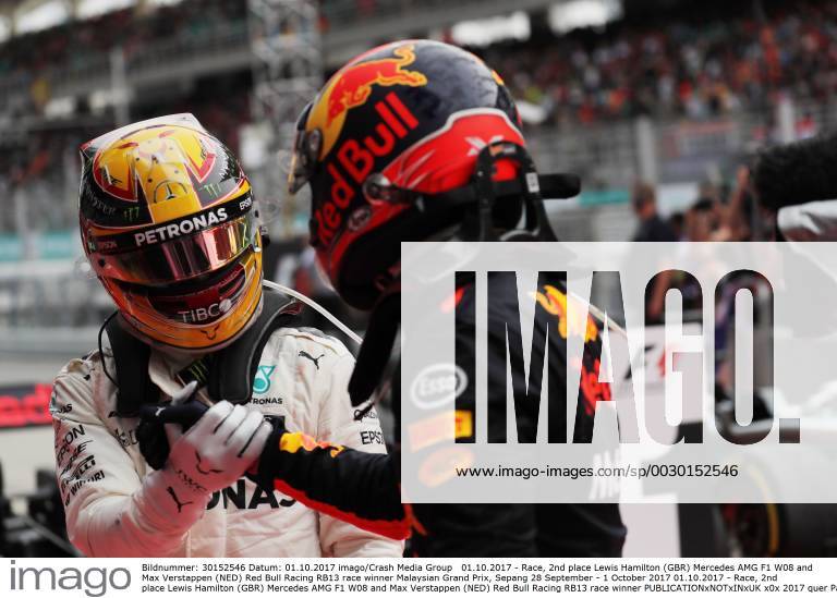 Race, 2nd place Lewis Hamilton (GBR) Mercedes AMG F1 W08 and Max Verstappen (NED) Red Bull Racing RB13 race winner Malaysian Grand Prix, Sepang 28 September - 1 October 2017 01.10.2017 - Race, 2nd place Lewis Hamilton (GBR) Mercedes AMG F1 W08 and Max Verstappen (NED) Red Bull Racing RB13 race winner