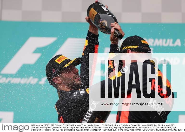 Race, 3rd place Daniel Ricciardo (AUS) Red Bull Racing RB13 and Max Verstappen (NED) Red Bull Racing RB13 race winner Malaysian Grand Prix, Sepang 28 September - 1 October 2017 01.10.2017 - Race, 3rd place Daniel Ricciardo (AUS) Red Bull Racing RB13 and Max Verstappen (NED) Red Bull Racing RB13 race winner