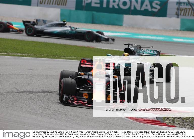 Race, Max Verstappen (NED) Red Bull Racing RB13 leads Lewis Hamilton (GBR) Mercedes AMG F1 W08 Malaysian Grand Prix, Sepang 28 September - 1 October 2017 01.10.2017 - Race, Max Verstappen (NED) Red Bull Racing RB13 leads Lewis Hamilton (GBR) Mercedes AMG F1 W08