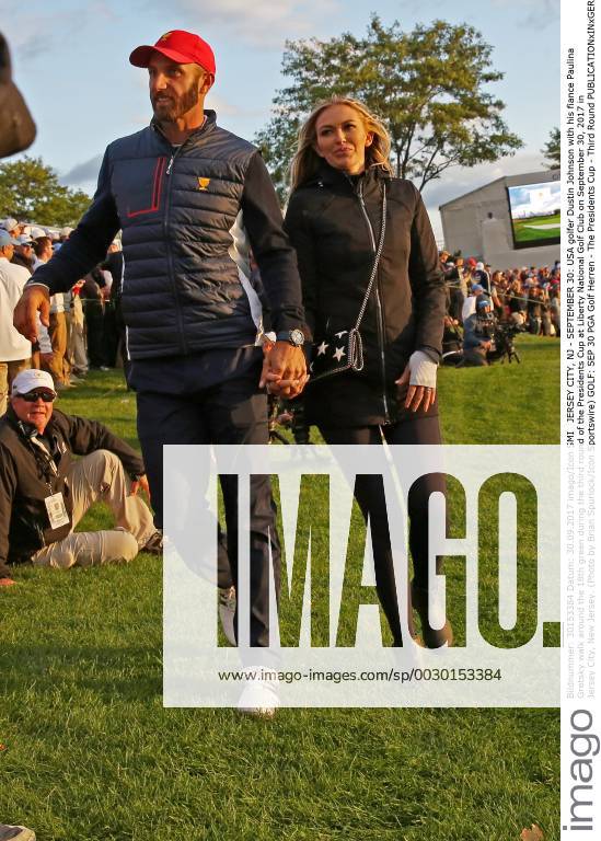 JERSEY CITY, NJ - SEPTEMBER 30: USA golfer Dustin Johnson with his fiance Paulina Gretsky walk around the 18th green during the third round of the Presidents Cup at Liberty National Golf Club on September 30, 2017 in Jersey City, New Jersey. (Photo by Brian Spurlock Icon Sportswire) GOLF: SEP 30 PGA Golf Herren - The Presidents Cup - Third Round Icon170930347