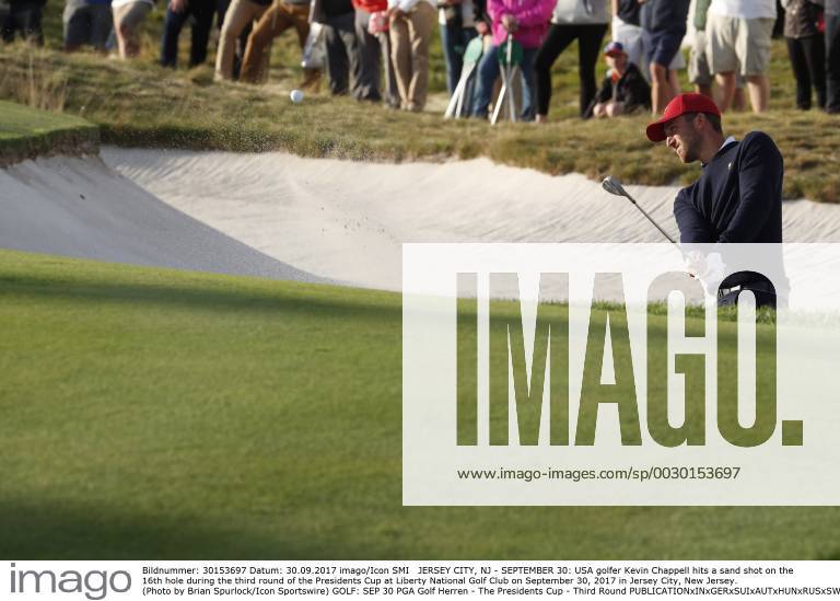 JERSEY CITY, NJ - SEPTEMBER 30: USA golfer Kevin Chappell hits a sand shot on the 16th hole during the third round of the Presidents Cup at Liberty National Golf Club on September 30, 2017 in Jersey City, New Jersey. (Photo by Brian Spurlock Icon Sportswire) GOLF: SEP 30 PGA Golf Herren - The Presidents Cup - Third Round Icon170930323