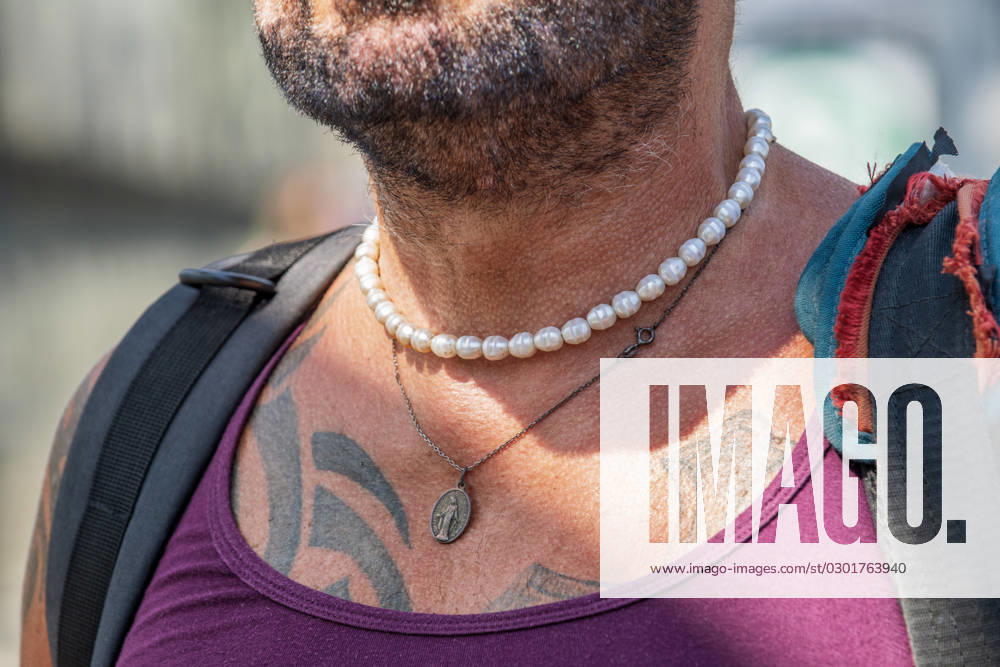 Man wearing pearl necklace, fashion trend for men, Munich, 2023 Germany, Munich, 2023, man wearing pearl necklace, new fashion trend, jewelry, accessory,