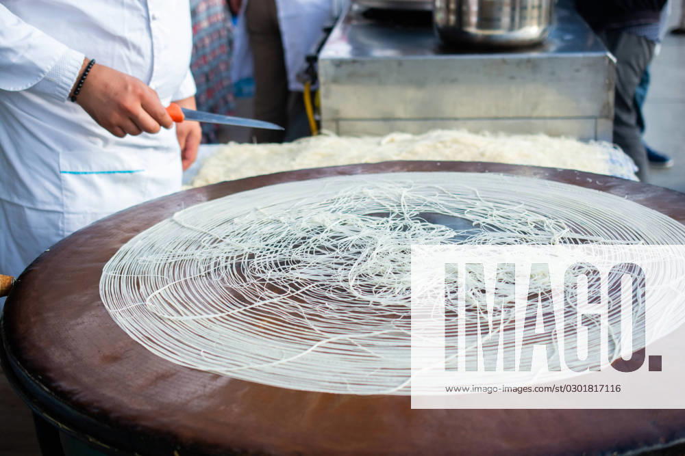 IMAGO Creative, Food, Künefe The making of Turkish desert Kadayif pastry The making of Turkish desert Kadayif pastry in display