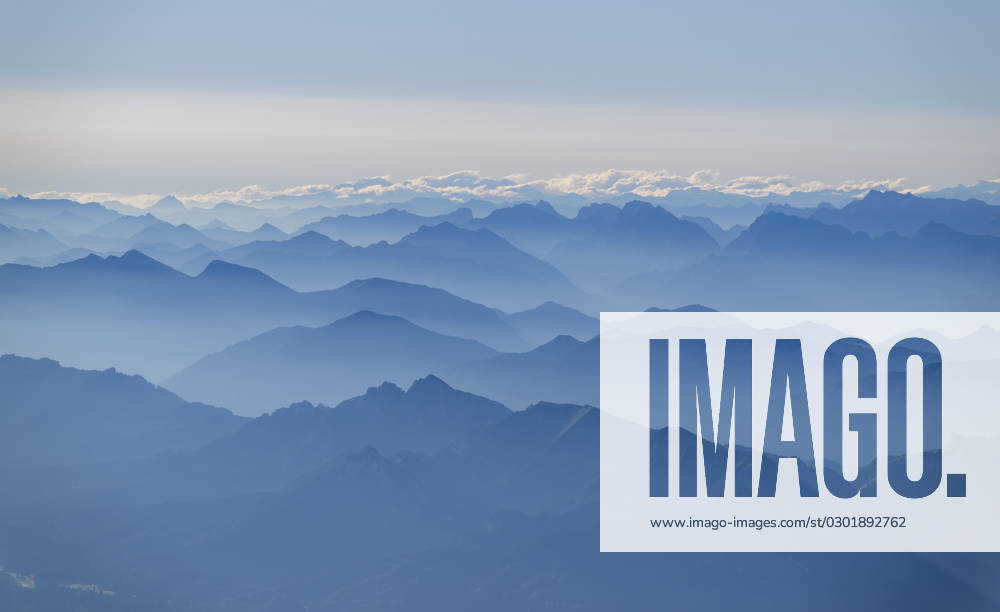 Flight in a hot air balloon high above the foothills of the Alps Beautiful to see, hundreds of mountain peaks of the Tyrolean and Allgäu Alps in the morning haze 11 08 2023, Hot air balloon in the Allgäu 11 08 2023, Hot air balloon in the Allgäu