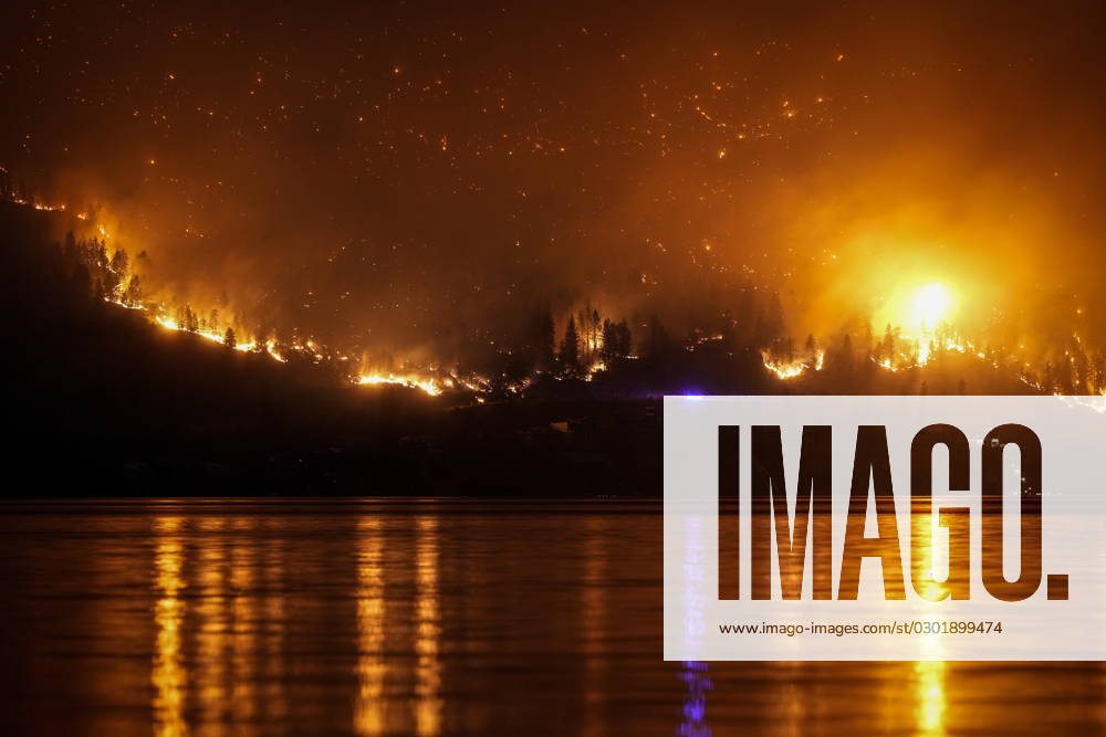 The McDougall Creek wildfire burns on the mountainside above lakefront homes, in West Kelowna, B.C., on Friday, August 18, 2023. WEST KELOWNA CANADA - ZUMAc35_ 20230818_zaf_c35_003