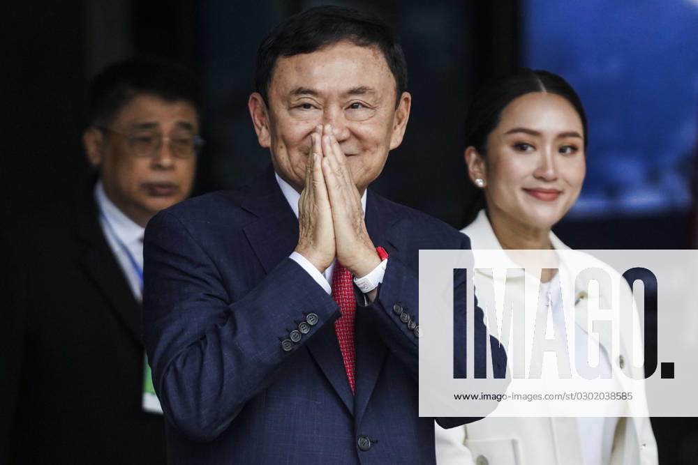 Thailand, Ex-Regierungschef Thaksin Shinawatra kehrt nach 15 Jahren aus dem Exil zurück Former Thai Prime Minister Thaksin Shinawatra Returns To Thailand. Former Thai prime minister Thaksin Shinawatra (C), accompanied by his daughter and Pheu Thai Party prime ministerial candidate Paetongtarn Shinawatra and his son Panthongtae Shinawatra, greets supporters and journalists upon his arrival at Don Mueang airport in Bangkok, Thailand, 22 August 2023. Bangkok Bangkok Thailand