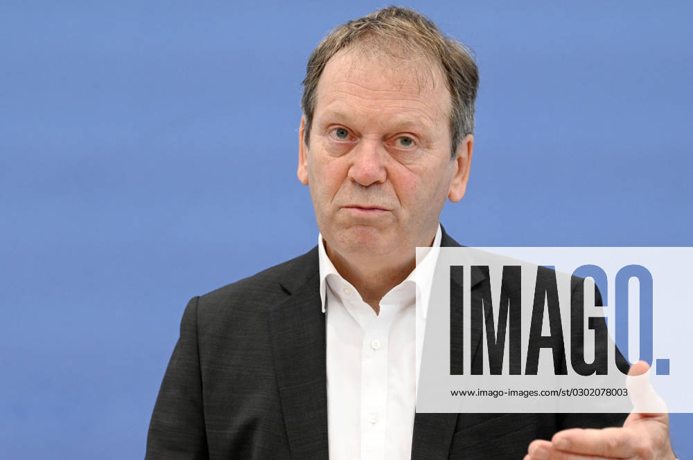Hans Martin Henning at the Federal Press Conference Expert Council on Climate Issues Publication of the Statement on the Climate Protection Program 2023 and the Audit Report for the Buildings and Transport Sectors at the Haus der Bundespressekonferenz Berlin, 22 08 2023 Foto:xF.xFuturexImagex klimafragen_3827