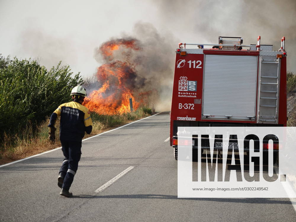 Wildfire Rages In Navarra - Spain Several firefighters work to extinguish the fire, August 24, 2023, in Artajona, Navarra, Spain. Firefighters from the parks of Tafalla, Cordovilla, Peralta and Estella, two helicopters and two cargo planes on the ground intervene in the forest fire that has originated today north of Artajona, in a place called Camino de Obanos. The fire has occurred when the Navarre community was on alert for risk of forest fire forecast by the State Meteorological Agency (Aemet). Photo by Eduardo Sanz Europa Press ABACAPRESS.COM Artajona, Navarre Spain