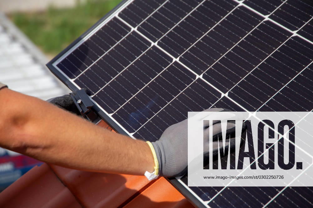 Installation of a photovoltaic system on a single-family house in Mutterstadt, Rhineland-Palatinate, Germany
