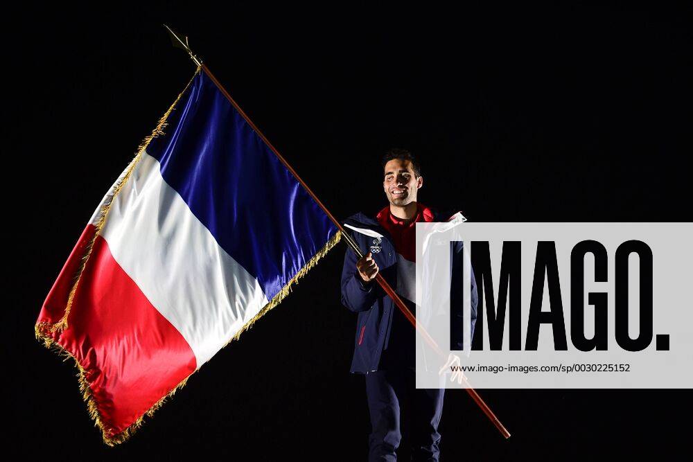 - SPORT Martin Fourcade porte Drapeau de la Delegation Francaise aux JO 2018 de Pyeongchang SKI Studio Equipe de France de Ski 03 10 2017 JBAutissier Panoramic