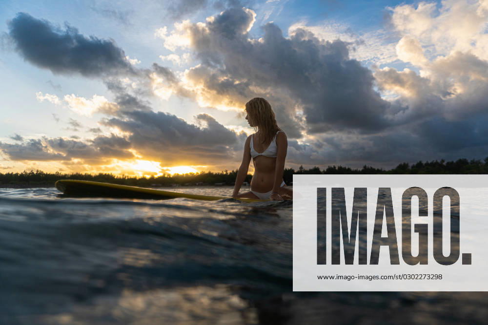 Happy young woman on a surfboard in the ocean, Bali. Kuta Utara, Bali, Indonesia CR_YUKI23072616-1217703-01 ,model released, Symbolfoto