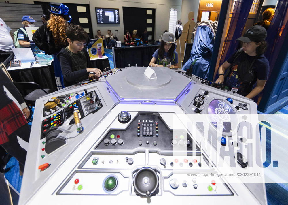 (230825) -- TORONTO, Aug. 25, 2023 -- Children operate a UFO model during the 2023 Fan Expo Canada in Toronto, Canada, on Aug. 25, 2023. As one of the largest comics, sci-fi, anime and gaming events in Canada, the annual event is held here from Aug. 24 to Aug. 27, attracting hundreds of thousands of fans from across the world. (Photo by Xinhua) CANADA-TORONTO-FAN EXPO CANADA ZouxZheng