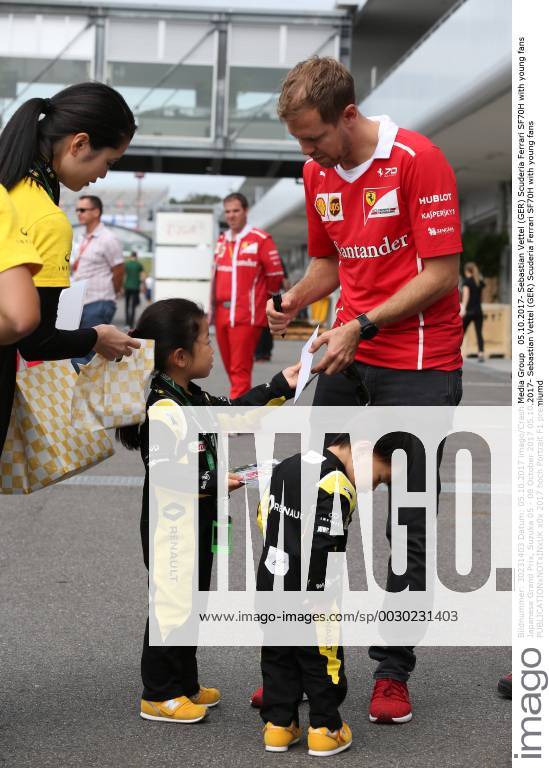 Sebastian Vettel (GER) Scuderia Ferrari SF70H with young fans Japanese Grand Prix, Suzuka 05 - 08 October 2017 05.10.2017- Sebastian Vettel (GER) Scuderia Ferrari SF70H with young fans