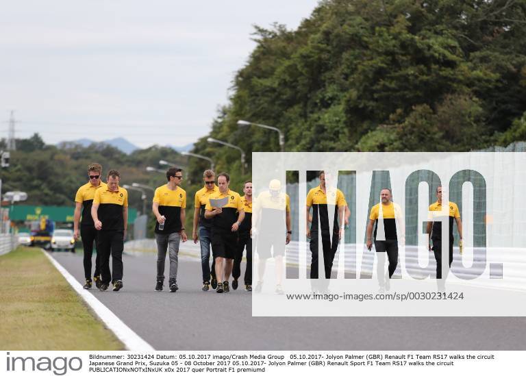 Jolyon Palmer (GBR) Renault F1 Team RS17 walks the circuit Japanese Grand Prix, Suzuka 05 - 08 October 2017 05.10.2017- Jolyon Palmer (GBR) Renault Sport F1 Team RS17 walks the circuit