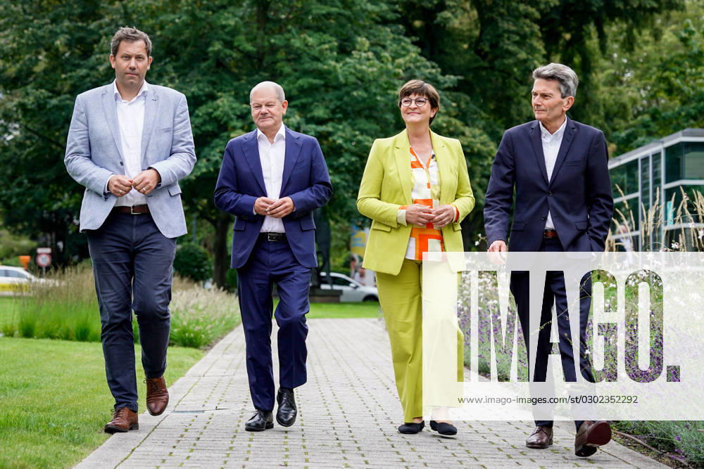 Retreat of the SPD Parliamentary Group in Wiesbaden Rolf Muetzenich, Chairman of the SPD Parliamentary Group together with Chancellor Olaf Scholz, Saskia Esken, SPD Party Chairman and Lars Klingbeil, SPD Party Chairman during the joint walk to the conference hall for the retreat of the SPD Parliamentary Gro