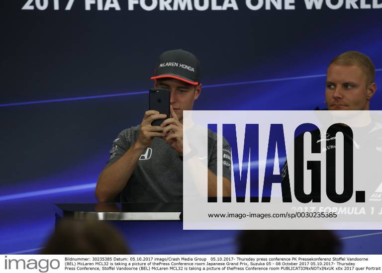 Thursday press conference PK Pressekonferenz Stoffel Vandoorne (BEL) McLaren MCL32 is taking a picture of thePress Conference room Japanese Grand Prix, Suzuka 05 - 08 October 2017 05.10.2017- Thursday Press Conference, Stoffel Vandoorne (BEL) McLaren MCL32 is taking a picture of thePress Conference room