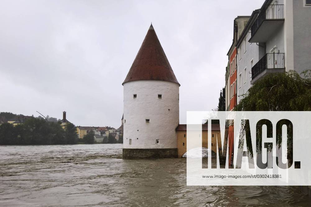 Floods in Passau, Bavaria The flood situation on the Inn and the Danube has calmed down somewhat in the night to Tuesday With the highest reporting level 4 is no longer expected, the flood news service of the Bavarian State Office for the Environment announced at midnight In