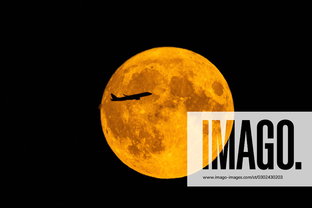 The Blue Moon with a, from the airport BER taken off airplane, in the evening of the 30 August 2023 in the sky over Brandenburg As Bluemoon one calls the rare event, if there are two full moons in one month Blue Moon