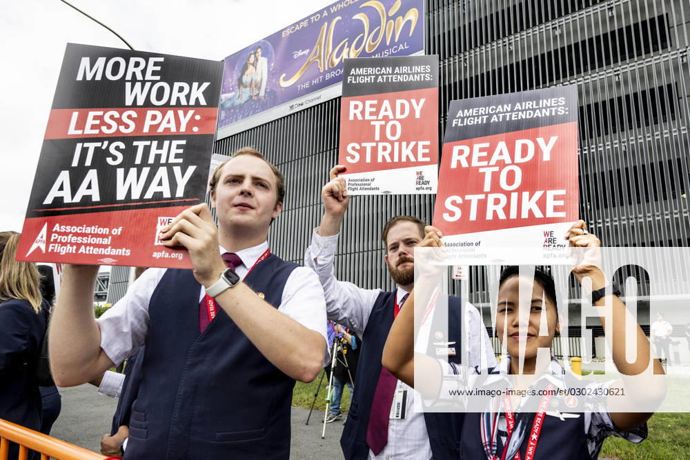 KW35 USA, American Airlines Angestellte drohen bei Protest mit Streik in New York August 30, 2023, Queens, New York, United States: American Airlines Flight Attendants holding signs at a strike picket line at LaGuardia Airport in New York City on the day that they announced that they had voted to authorize a strike. Queens United States - ZUMAb161 20230830_aap_b161_007