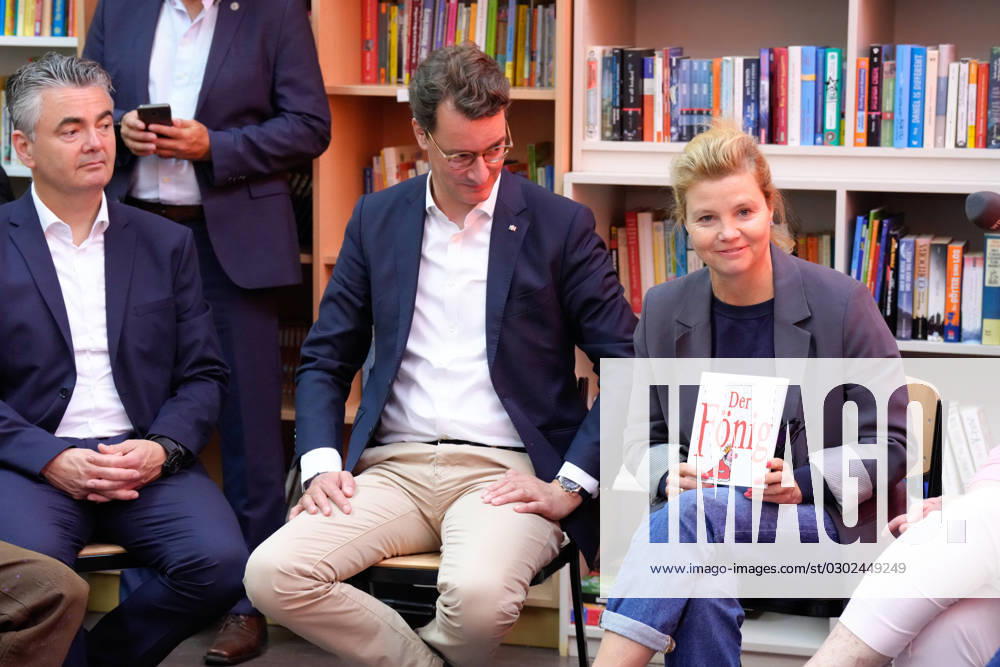 State Premier Wuest visits Adolf Kolping Hauptschule State Premier Hendrik Wuest and actress and reading ambassador Annette Frier speak together with students of the reading club of the Adolf Kolping Hauptschule , Cologne, 31 08 2023 Cologne North Rhine-Westphalia Germany