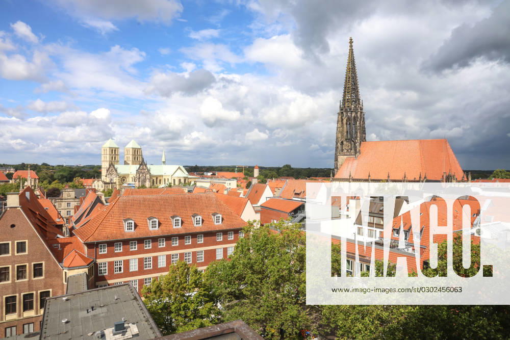 DEU, Germany, North Rhine-Westphalia, Münster, 31 08 2023 Press conference on the occasion of the nationwide opening of the Open Monument Day in Münster View over the roofs of Prinzipalmarkt to St Paulus Cathedral and St Lamberti Church