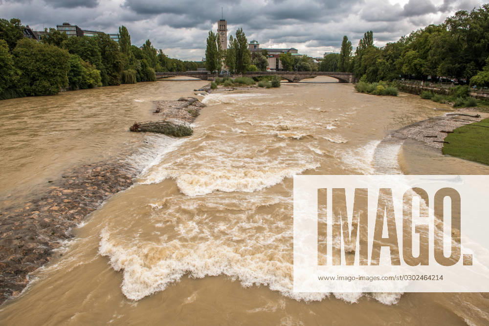 Isar flood, view from the Reichenbach bridge, Munich, 31 08 2023 Germany, Munich, 31 August 2023, Isar flood after continuous rain of the last days, view from the Reichenbach bridge in the direction of the German Museum, torrential current, the Isar level is far above normal, but meanwhile falling again, Bavaria,