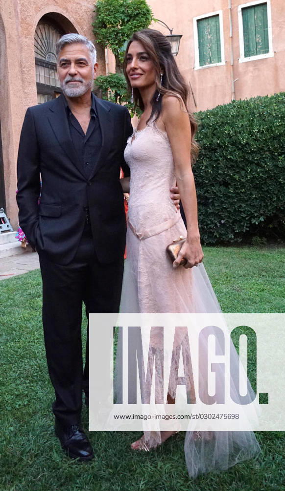 L attore statunitense George Clooney e la moglie Amal Alamuddin poco prima dellinizio della cerimonia per il Diane Von Furstenberg Award, nella Sala degli Arazzi della Fondazione Giorgio Cini a Venezia, 31 agosto 2023. American actor George Clooney and his wife Amal Alamuddin shortly before the start of the ceremony for the Diane Von Furstenberg Award, in the Sala degli Arazzi of the Giorgio Cini Foundation in Venice, Italy, 31 August 2023. ANSA ANDREA MEROLA Venezia Italia - ZUMAa110 20230831_zaf_a110_131