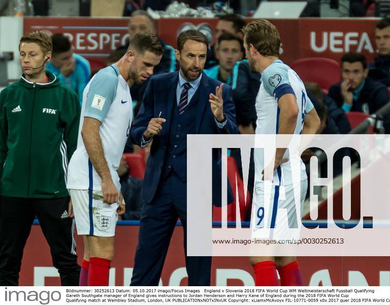 England v Slovenia 2018 FIFA World Cup WM Weltmeisterschaft Fussball Qualifying Gareth Southgate manager of England gives instructions to Jordan Henderson and Harry Kane of England during the 2018 FIFA World Cup Qualifying match at Wembley Stadium, London, UK Content Not Available For UK Newspapers