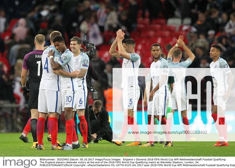 England v Slovenia 2018 FIFA World Cup WM Weltmeisterschaft Fussball Qualifying The England players celebrate victory at the end of the 2018 FIFA World Cup Qualifying match at Wembley Stadium, London, UK. Content Not Available For UK Newspapers