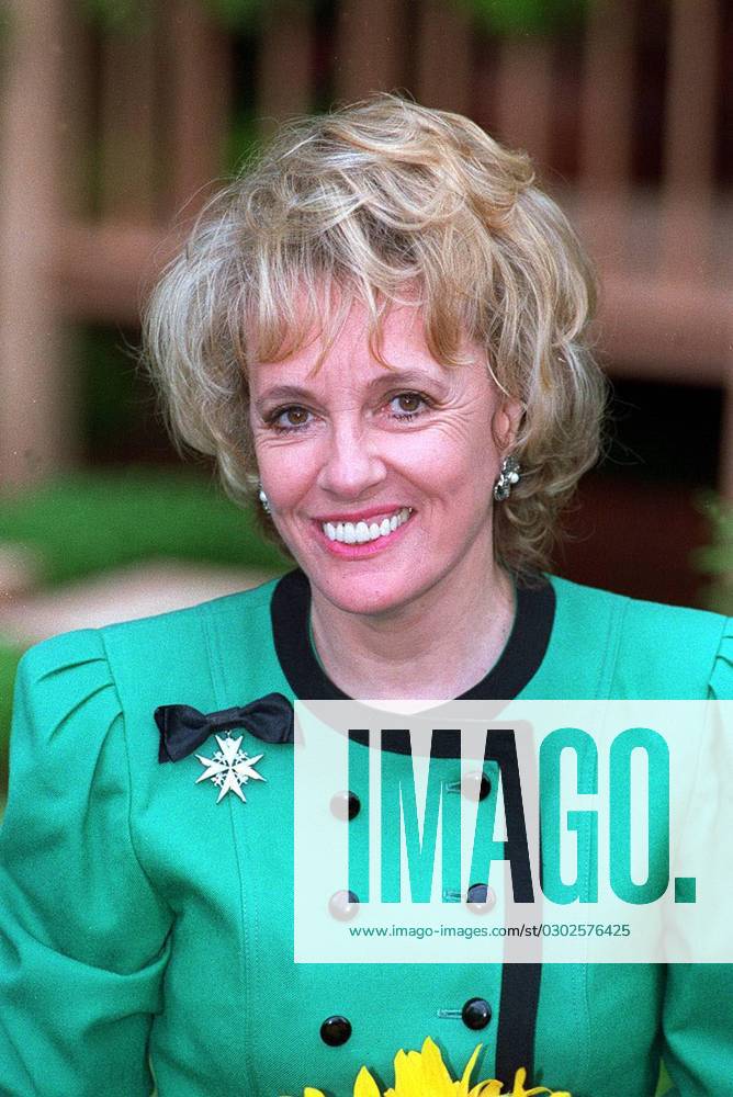 ESTHER RANTZEN, OBE TV Producer & Presenter COMPULSORY CREDIT: UPPA Photoshot Photo UIW 007783 B-11a 23.05.1994 At the Chelsea Flower Show 1994 ESTHER RANTZEN, OBE TV Producer & Presenter COMPULSORY CREDIT: Starstock Photoshot Photo UIW 007783 B-11a 23.05.1994 At the Chelsea Flower Show 1994, Credit:Photoshot Avalon United Kingdom
