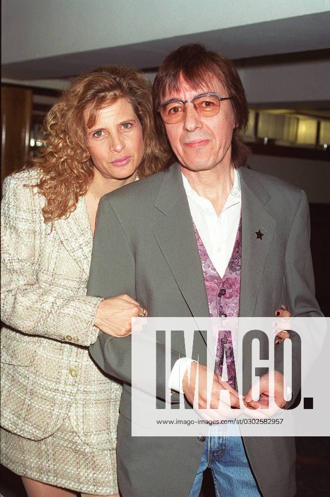 BILL WYMAN British Rock Musician Former Member of The Rolling Stones With his wife SUZANNE (Seen attending a Variety Club of Great Britain luncheon in honor of the actor Bob Hoskins, as a tribute to his contribution to the world of entertainment). BILL WYMAN British Rock Musician Former Member of The Rolling Stones With his wife SUZANNE (Seen attending a Variety Club of Great Britain luncheon in honor of the actor Bob Hoskins, as a tribute to his contribution to the world of entertainment). COMPULSORY CREDIT: Starstock Photoshot Photo UGL 011278 A-09a 27.03.1996, Credit:Photoshot Avalon United Kingdom