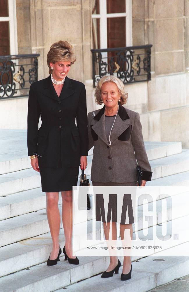 HRH PRINCESS OF WALES (HRH Princess Diana) With BERNADETTE CHIRAC Wife of French President Jacques Chirac. (At the Elysee Palace, France) COMPULSORY CREDIT: UPPA Photoshot Photo UD 010346 B 25.09.1995 HRH PRINCESS OF WALES (HRH Princess Diana) With BERNADETTE CHIRAC Wife of French President Jacques Chirac. (At the Elysee Palace, France) COMPULSORY CREDIT: UPPA Photoshot Photo UD 010346 B 25.09.1995, Credit:Photoshot Avalon United Kingdom