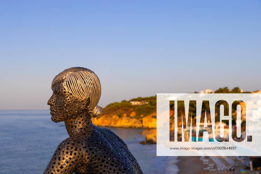 A Metal Sculpture of Artist Carlos de Oliveira Correia looks at the Viewing platform on Beach from Olhos of Augua briefly to Sunrise at the Atlantic Ocean out , Algarve, Olhos of Agua, Faro, Portugal, Europe