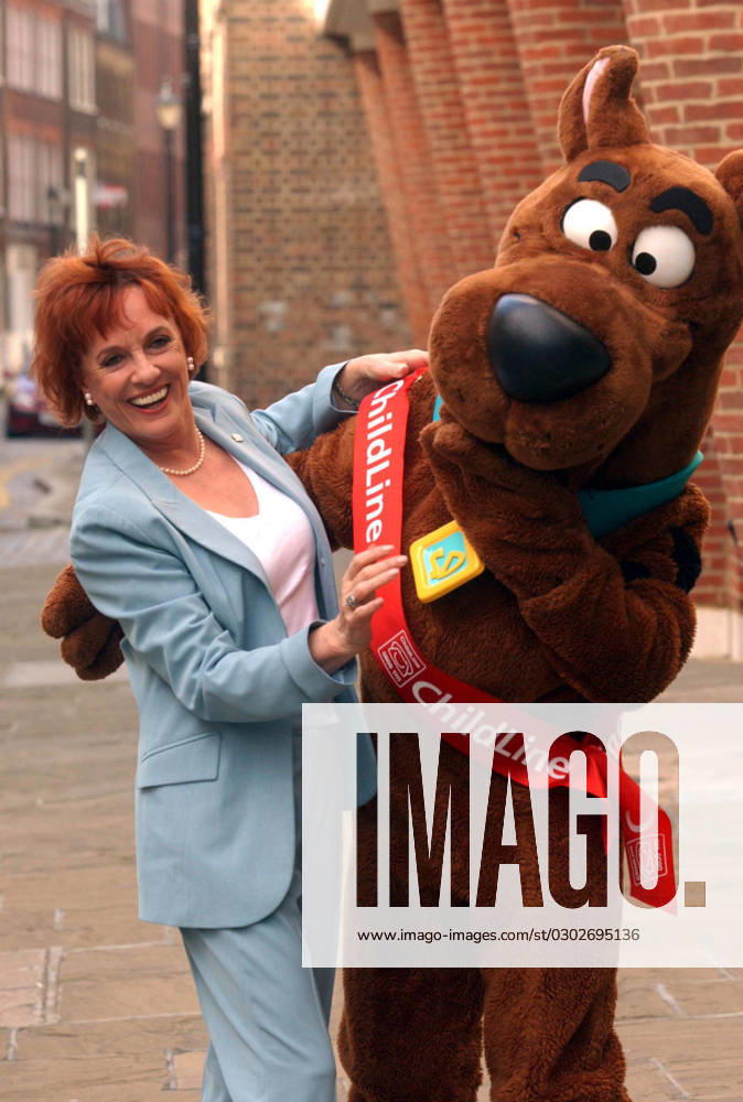 Cartoon Network donates to Childline Childline Chair ESTHER RANTZEN was dancing for joy today with SCOOBY-DOO after children s channel Cartoon Network made a Å?5000 donation to her charity, London, UK. Date:17.03.2005, Credit:Photoshot Avalon United Kingdom, London