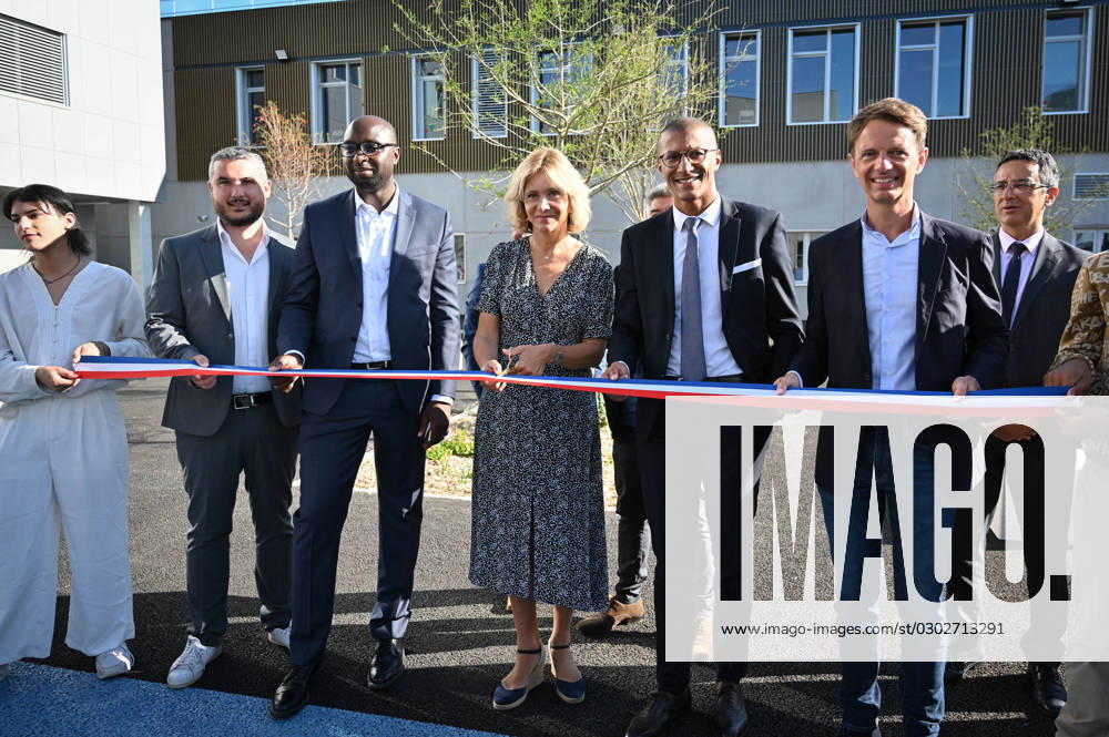 Valerie Pecresse Visits Marcel Cachin High School - Saint-Ouen-sur-Seine Valerie Pecresse, President of the Ile-de-France Region, and Karim Bouamrane, Mayor of Saint-Ouen-sur-Seine, visit the Marcel Cachin high school in Saint-Ouen-sur-Seine on September 4, 2023. The high school has benefited from a major 64.4 million euro renovation. Located at the heart of the future Olympic Village, the school has been completely rebuilt with brightly-lit spaces, and is home to general, technological and vocational streams. Photo by Tomas Stevens ABACAPRESS.COM Saint-Ouen-sur-Seine France