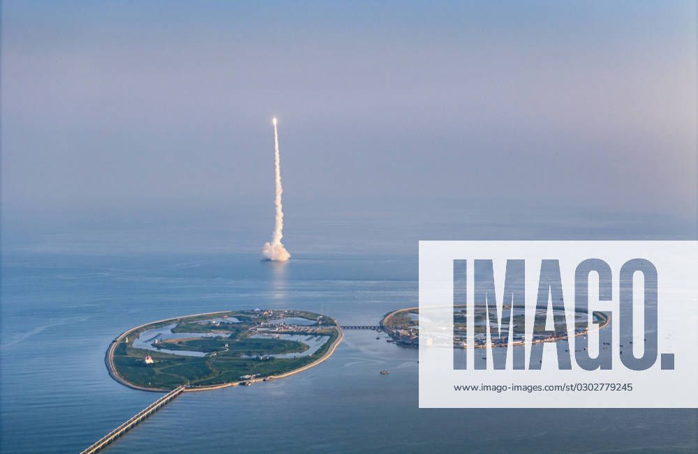 China, Start einer Ceres-Rakete in Haiyang HAIYANG, CHINA - SEPTEMBER 05: A CERES 1 rocket, designed by Beijing-based private space launch enterprise Galactic Energy, carrying four satellites. which will be used to collect data for the internet of things, blasts off from a modified submersible ship in the Yellow Sea on September 5, 2023 in Haiyang, Yantai City, Shandong Province of China.