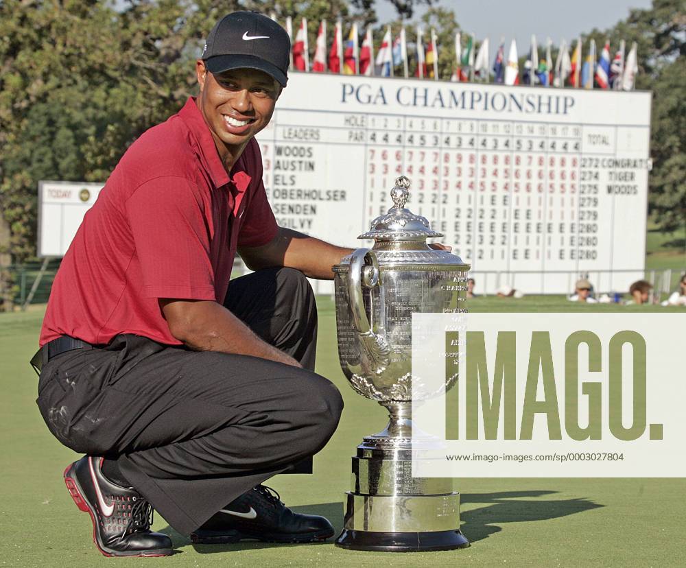 Eldrick Tiger Woods (USA) präsentiert stolz die Wanamaker Trophy vor dem Scoreboard - (tul2007081216) Golf Herren 89. PGA Championship 2007, Tour Einzelbild Southern Hills Country Club Tulsa Golf Herren 89. PGA Championship 2007, Tour Einzelbild Southern Hills Country Club Tulsa