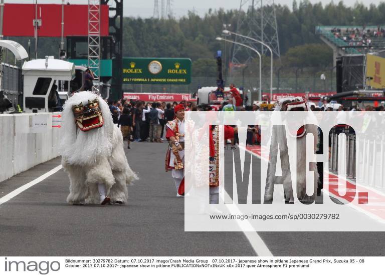 japanese show in pitlane Japanese Grand Prix, Suzuka 05 - 08 October 2017 07.10.2017- japanese show in pitlane