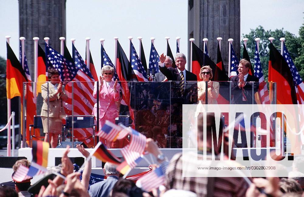 BILL CLINTON President of USA. With his wife HILLARY CLINTON. Bandphoto Agency Photo B02 037102 19.07.1994 BILL CLINTON President of USA. With his wife HILLARY CLINTON. Bandphoto Agency Photo B02 037102 19.07.1994, Credit: Band Photo uppa.co.uk Avalon United Kingdom
