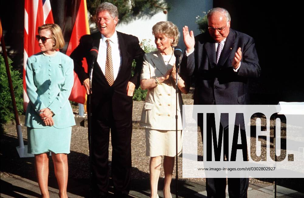 Left: BILL CLINTON (William Jefferson Clinton) President of USA. With his wife HILLARY. Right: HELMUT KOHL Chancellor of Germany. With his wife HANNELORE. Bandphoto Agency Photo B02 037106 19.07.1994 Left: BILL CLINTON (William Jefferson Clinton) President of USA. With his wife HILLARY. Right: HELMUT KOHL Chancellor of Germany. With his wife HANNELORE. Bandphoto Agency Photo B02 037106 19.07.1994, Credit: Band Photo uppa.co.uk Avalon United Kingdom