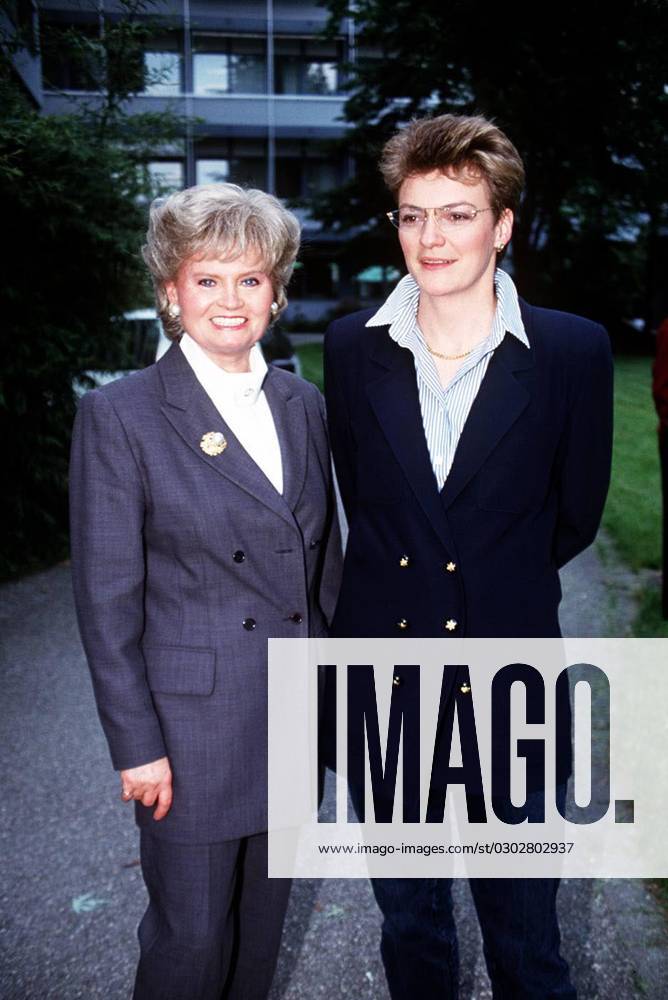 HANNELORE KOHL Wife of Helmut Kohl, Chancellor of Germany. Right: MONIKA KOHLMEIER. Daughter of German Politician Franz-Josef Strauss. Bandphoto Agency Photo B02 036590 22.06.1994 HANNELORE KOHL Wife of Helmut Kohl, Chancellor of Germany. Right: MONIKA KOHLMEIER. Daughter of German Politician Franz-Josef Strauss. Bandphoto Agency Photo B02 036590 22.06.1994, Credit: Band Photo uppa.co.uk Avalon United Kingdom