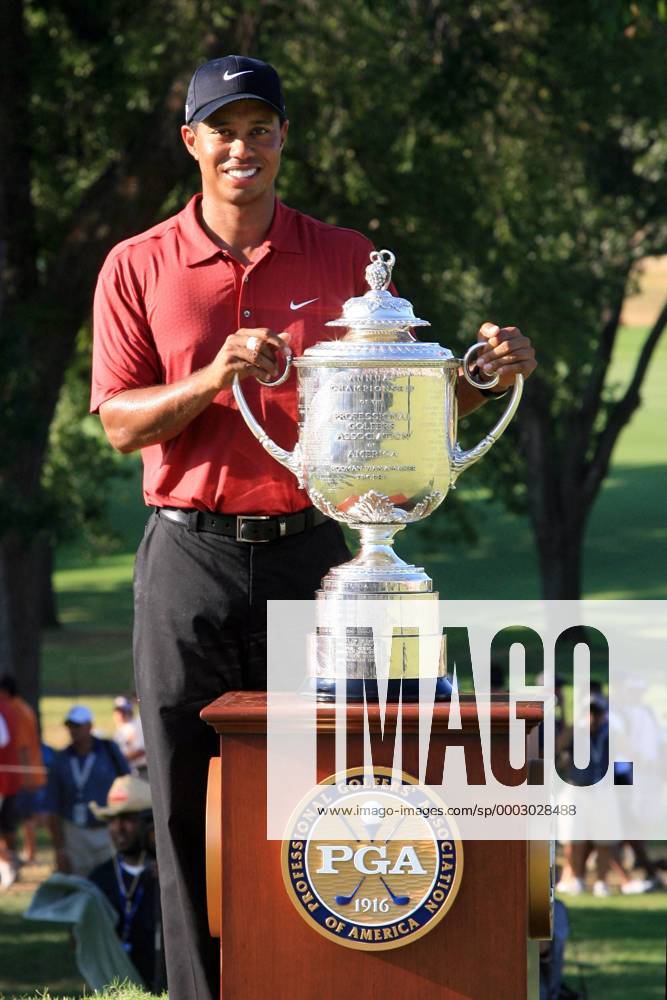 Eldrick Tiger Woods (USA) präsentiert für den Sieg bei den 89. PGA Championship 2007 stolz die Wanamaker Trophy - (Icon5156688) Golf Herren 89. PGA Championship 2007, Tour Einzelbild Southern Hills Country Club Tulsa Golf Herren 89. PGA Championship 2007, Tour Einzelbild Southern Hills Country Club Tulsa