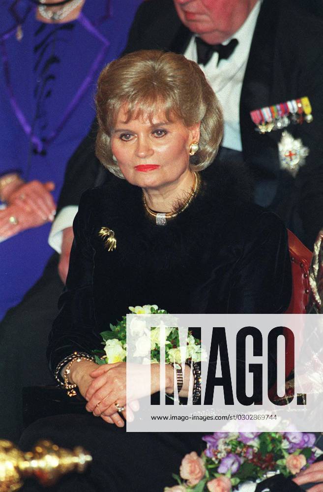 HANNELORE KOHL Wife of the German Chancellor Dr Helmut Kohl (Pictured at the Guildhall in London, where her husband received the Honorary Freedom of the City of London) COMPULSORY CREDIT: UPPA Photoshot Photo UGL 014379 D-30a 18.02.1998 HANNELORE KOHL Wife of the German Chancellor Dr Helmut Kohl (Pictured at the Guildhall in London, where her husband received the Honorary Freedom of the City of London) COMPULSORY CREDIT: UPPA Photoshot Photo UGL 014379 D-30a 18.02.1998, Credit:Photoshot Avalon United Kingdom