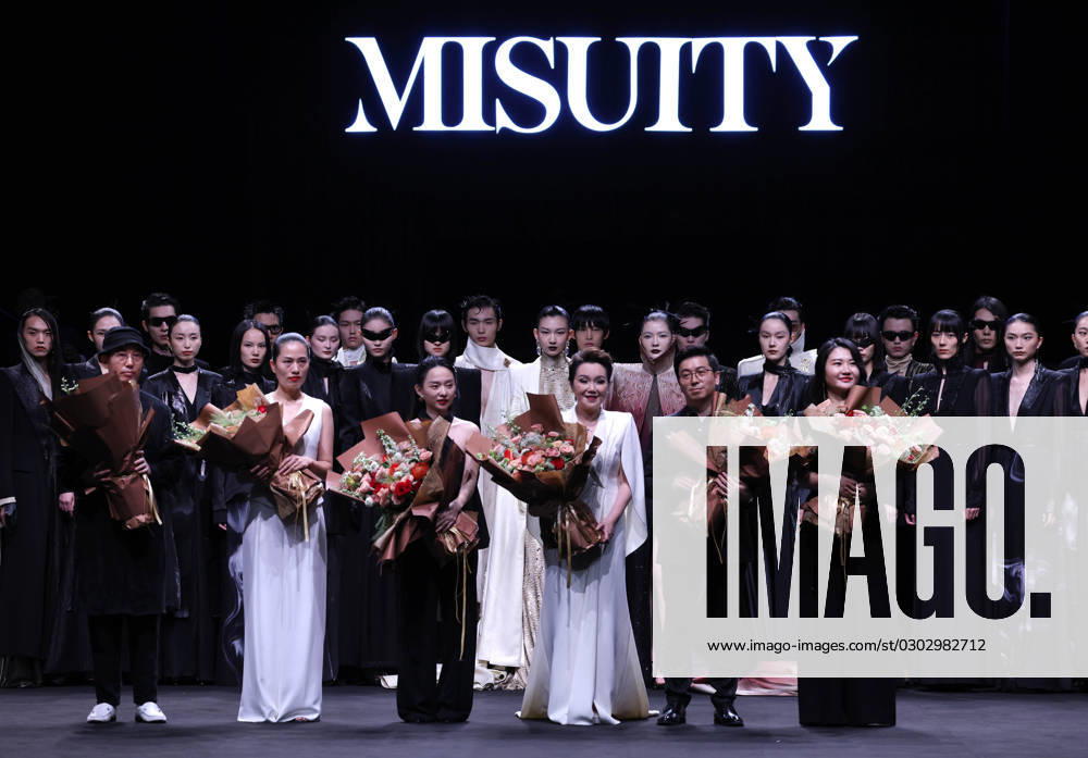 Bilder des Jahres 2023, Entertainment 09 September Entertainment Themen der Woche KW36 (230907) -- BEIJING, Sept. 7, 2023 -- Designers and models answer a curtain call at an opening fashion show of China Fashion Week S S 2024 in Beijing, capital of China, Sept. 7, 2023. The China Fashion Week S S 2024 kicks off on Thursday in Beijing. ) CHINA-BEIJING-FASHION WEEK-OPENING (CN) CaixYang