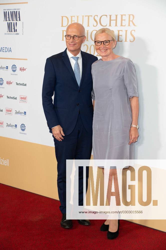 Peter TSCHENTSCHER, First Mayor of the Hanseatic City of Hamburg, with wife Eva Maria, red carpet, red carpet show, arrival, arrival, award ceremony of the German Radio Award 2023 in Hamburg on 07 09 2022,