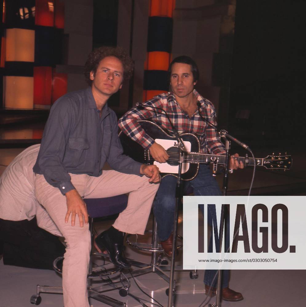 SIMON & GARFUNKEL American Pop Duo COMPULSORY CREDIT: UPPA Photoshot Photo CGB 080299 18.10.1977 SIMON & GARFUNKEL American Pop Duo COMPULSORY CREDIT: Starstock Photoshot Photo CGB 080299 18.10.1977, Credit:Photoshot Avalon United Kingdom