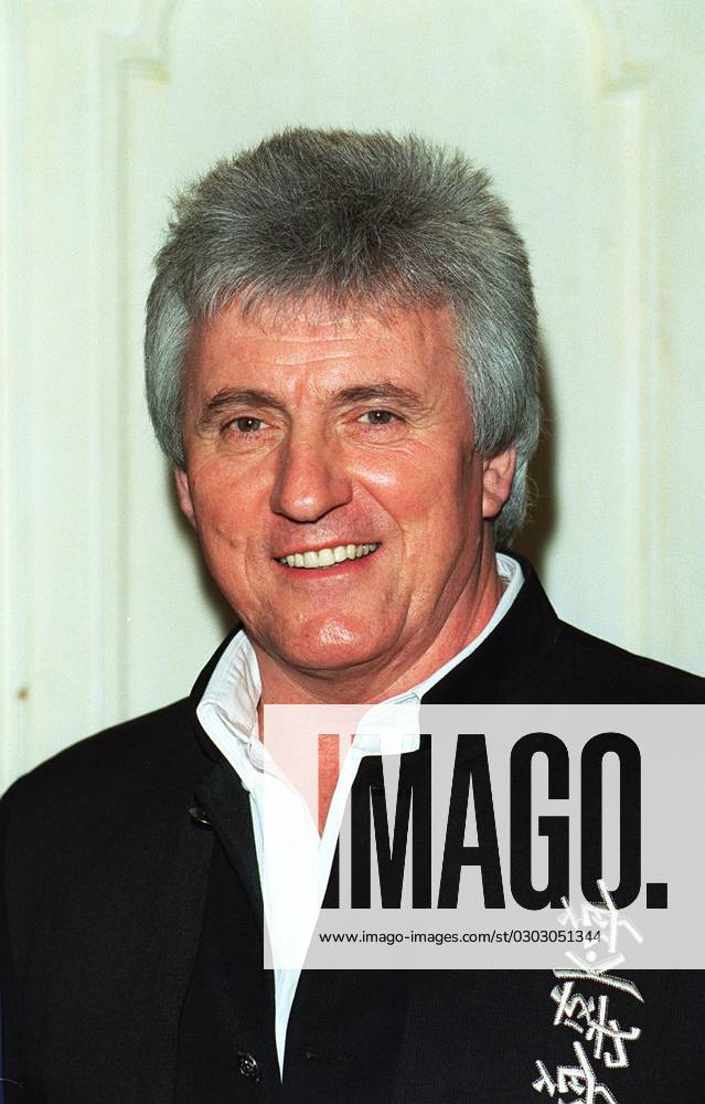 BRUCE WELCH British Lead Guitarist Former member of the group The Shadows . Attending the Variety Club Christmas Luncheon in honour of Sir Cliff Richard. COMPULSORY CREDIT: UPPA Photoshot Photo UGL 015668 A-07 08.12.1998 BRUCE WELCH British Lead Guitarist Former member of the group The Shadows . Attending the Variety Club Christmas Luncheon in honour of Sir Cliff Richard. COMPULSORY CREDIT: Starstock Photoshot Photo UGL 015668 A-07 08.12.1998, Credit:Photoshot Avalon United Kingdom