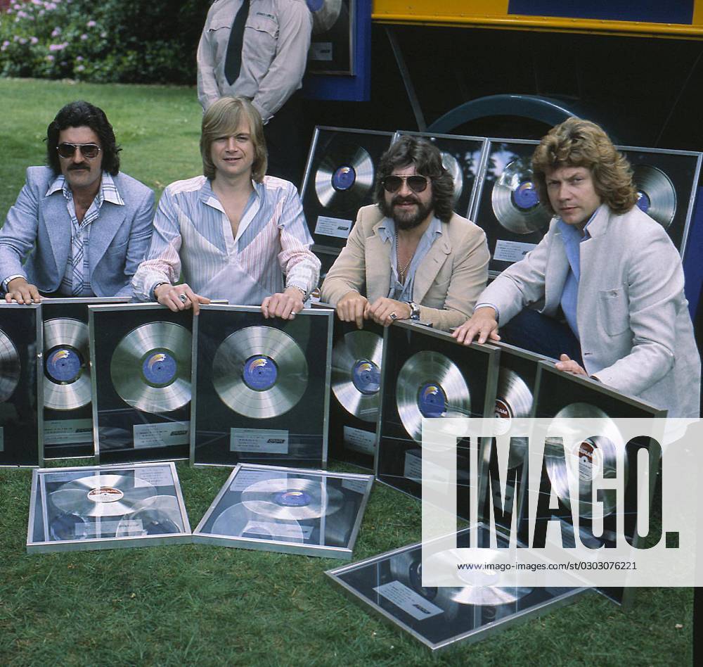 THE MOODY BLUES British Pop Group Left to Right: RAY THOMAS; JUSTIN HAYWARD; GRAEME EDGE and JOHN LODGE COMPULSORY CREDIT: UPPA Photoshot Photo CAGB 087794 08.06.1978 THE MOODY BLUES British Pop Group Left to Right: RAY THOMAS; JUSTIN HAYWARD; GRAEME EDGE and JOHN LODGE COMPULSORY CREDIT: Starstock Photoshot Photo CAGB 087794 08.06.1978, Credit:Photoshot Avalon United Kingdom