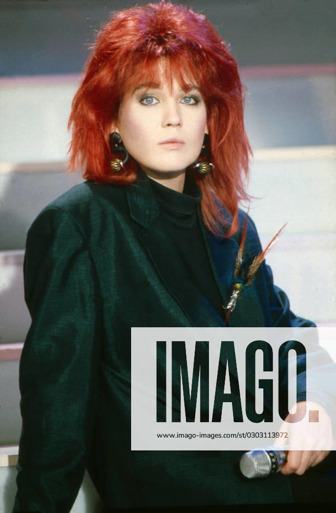 Juliane Werding, deutsche Schlager- und Popsängerin, bei einem Auftritt, Deutschland um 1987.
